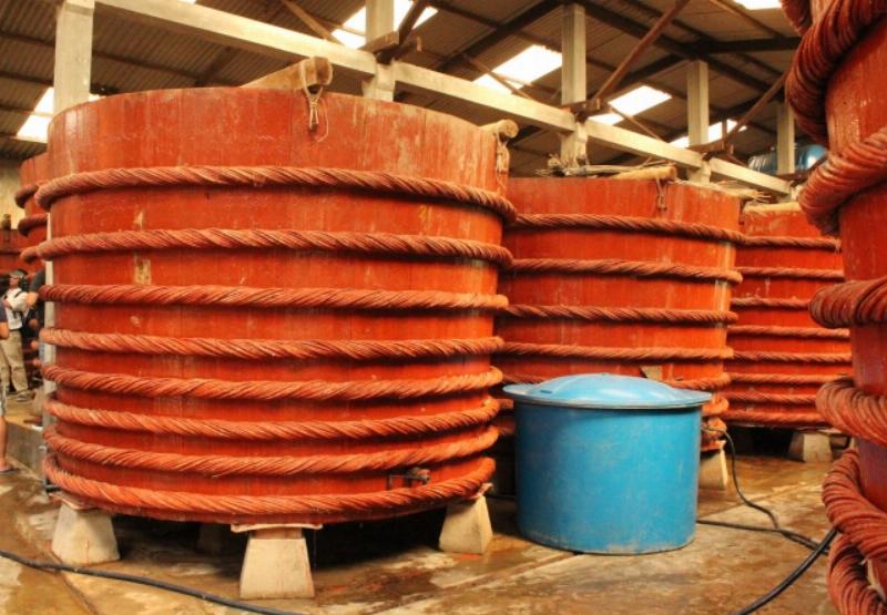 Hình ảnh đại diện cho mệnh Thoa Xuyến Kim của người tuổi Tuất 1970, thể hiện sự quý phái, tinh tế, với các món trang sức vàng lấp lánh và hoa văn truyền thống Á Đông.